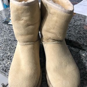 Ugh Short Beige